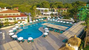 Bazén v ubytování Crystal Flora Beach Resort - Ultimate All Inclusive nebo v jeho okolí