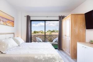 1 dormitorio con cama y ventana grande en Precioso apartamento en el Sur de Tenerife, en San Miguel de Abona