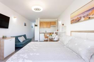 1 dormitorio con 1 cama y sala de estar en Precioso apartamento en el Sur de Tenerife, en San Miguel de Abona