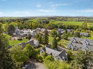 - une vue aérienne sur un grand domaine avec des maisons dans l'établissement Wyndham Duchally Country Estate, à Auchterarder