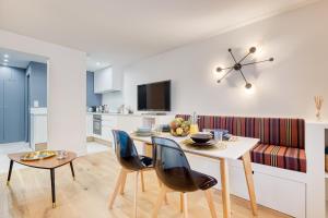 TV a/nebo společenská místnost v ubytování Le Roi Soleil T2 en plein cœur De Ville ! + 16 fotografií