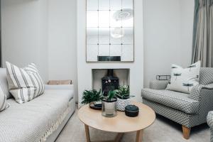 ein Wohnzimmer mit einem Sofa und einem Couchtisch in der Unterkunft The Dragonfly - Central 2 bedroom house in Henley on Thames