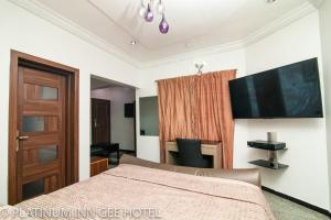 Säng eller sängar i ett rum på Platinum Inn Gee Hotel