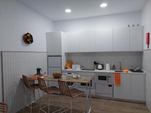 Kuchyň nebo kuchyňský kout v ubytování Orange Suite by Alhaurín Loft City Center
