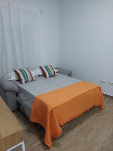 Postel nebo postele na pokoji v ubytování Orange Suite by Alhaurín Loft City Center