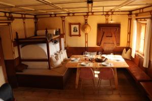 a dining room with a table and a bunk bed at MESH-Mittereggerschneiderhof in Panzendorf