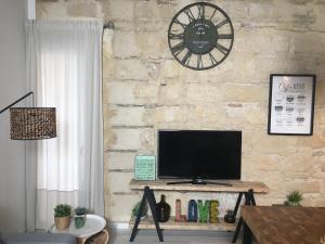 salon z telewizorem na murze w obiekcie Loft Xerez Centro w mieście Jerez de la Frontera