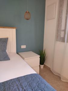 um quarto com uma cama e uma parede azul em רוגע במדבר מרחב עם em Merhav Am