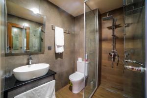 Ένα μπάνιο στο Elysium Gallery Hotel