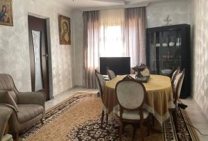 een woonkamer met een tafel en stoelen en een bank bij Bagrationi 54 in Kobuleti