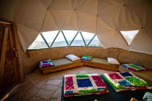 um quarto com duas camas numa tenda em Desert Shade camp חוות צל מדבר em Mitzpe Ramon
