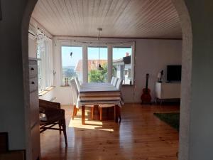ein Esszimmer mit einem Tisch und Stühlen sowie einem großen Fenster in der Unterkunft Holiday home in Onsala in Onsala