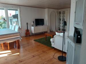ein Wohnzimmer mit einem weißen Sofa und einem TV in der Unterkunft Holiday home in Onsala in Onsala