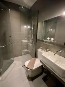 y baño con lavabo, aseo y ducha. en Chaos Boutique Hotel Kuala Lumpur, en Kuala Lumpur