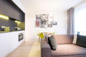 ein Wohnzimmer mit einem Sofa und einem Tisch in der Unterkunft Brussels city flats in Brüssel