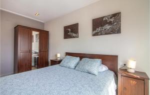 - une chambre avec un lit et 2 oreillers bleus dans l'établissement Stunning Apartment In Elche With Kitchen, à Elche
