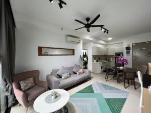 uma sala de estar com um sofá e uma mesa em D'Gunduls Homestay Family Suite 2R 2B by DGH I-CITY em Shah Alam