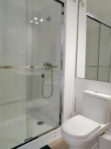 ラ・セレナにあるDepartamento en La Serenaのバスルーム(トイレ、ガラス張りのシャワー付)