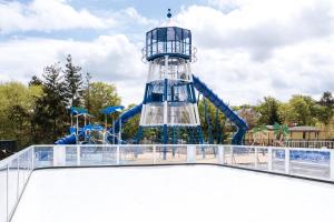 un tobogán acuático en un parque acuático en Bel Mare Aqua Resort en Międzyzdroje