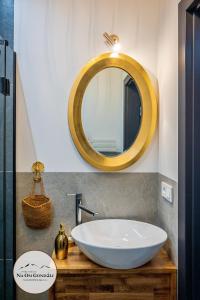 什切爾克的住宿－Apartamenty Na Osi Gondoli - wyciągi narciarskie, trasy rowerowe tylko 70 metrów，浴室设有白色水槽和镜子