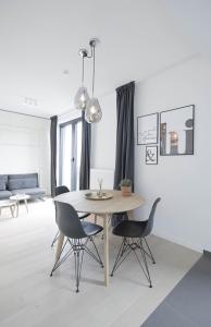 ein Esszimmer mit einem Tisch und Stühlen in der Unterkunft Brussels city flats in Brüssel