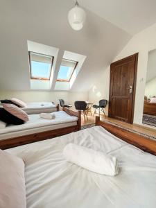 sypialnia z 2 łóżkami i oknem w obiekcie Pensjonat Koliber w mieście Sobków