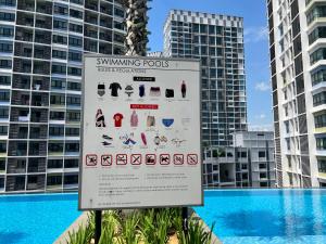 Bazén v ubytování D'Gunduls Homestay Family Suite 2R 2B by DGH I-CITY nebo v jeho okolí