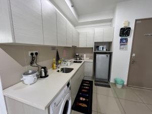 Kuchyň nebo kuchyňský kout v ubytování D'Gunduls Homestay Family Suite 2R 2B by DGH I-CITY