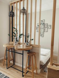 een kamer met een tafel en twee krukken en een bed bij Ptcholkin's apartments in Lviv