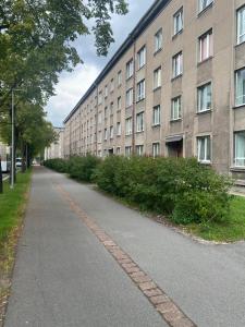 einen leeren Bürgersteig vor einem Gebäude in der Unterkunft Gonsiori Apartment in Tallinn