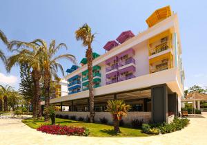 un bâtiment avec des palmiers en face de celui-ci dans l'établissement Crystal Paraiso Verde Resort & Spa - Ultimate All Inclusive, à Belek