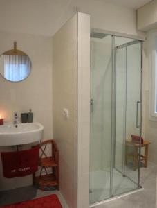 La salle de bains est pourvue d'une douche en verre et d'un lavabo. dans l'établissement Le Case di Sonia TRE GEMME RUBINO Fucecchio, à Fucecchio