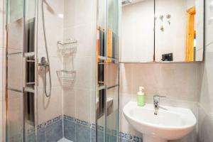 a bathroom with a sink and a shower at Apartamento centro Rota. 2 minutos de la playa.. in Rota +38 photos