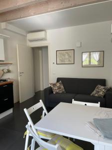 een woonkamer met een witte tafel en een bank bij Villa Arzilla in Desenzano del Garda