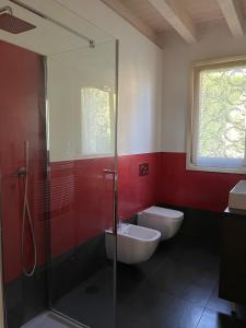 bagno con doccia in vetro e servizi igienici di Villa Arzilla a Desenzano del Garda