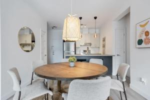 een keuken en eetkamer met een houten tafel en stoelen bij INITIAL / ARTWOOD / Centre-ville de Quebec in Québec