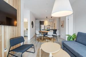 een woonkamer met een bank, een tafel en stoelen bij INITIAL / ARTWOOD / Centre-ville de Quebec in Québec