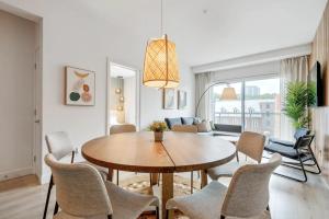 een woonkamer met een tafel en stoelen bij INITIAL / ARTWOOD / Centre-ville de Quebec in Québec