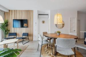 een woonkamer met een tafel en stoelen bij INITIAL / ARTWOOD / Centre-ville de Quebec in Québec +52 foto's