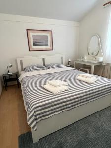 sypialnia z łóżkiem z dwoma ręcznikami w obiekcie RETRO Apartments w mieście Bjelovar