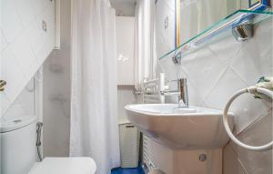 A bathroom at Stunning Home In Gaucin With Wifi