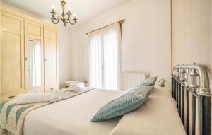 A bed or beds in a room at Stunning Home In Gaucin With Wifi