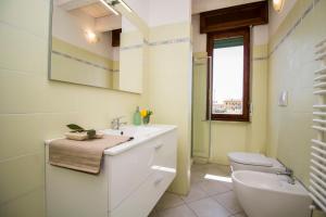 La salle de bains est pourvue d'un lavabo et de toilettes. dans l'établissement InnPisaRentals - Charme Pisa Toscana 1, à Pise