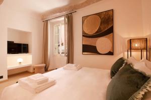 een slaapkamer met een wit bed en een raam bij Pick A Flat's Apartments in Saint-Tropez- Rue Victor Laugier in Saint-Tropez