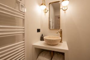 een badkamer met een wastafel en een spiegel bij Pick A Flat's Apartments in Saint-Tropez- Rue Victor Laugier in Saint-Tropez