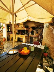 - une table en bois avec un bol de fruits dans l'établissement Felicita, à Paleokastritsa