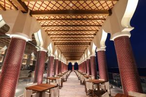 Un restaurante o sitio para comer en The Chedi Katara Hotel & Resort