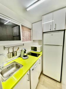 eine Küche mit einer Spüle und einem Kühlschrank in der Unterkunft Spanish Sunrise in Benidorm