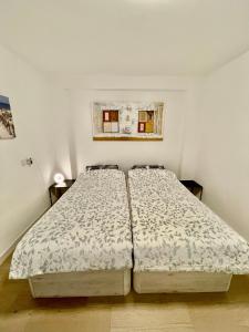 una camera con un letto di Spanish Sunrise a Benidorm