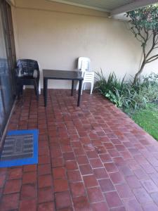 twee stoelen en een tafel op een bakstenen patio bij Mia Haven 2 in Scottburgh